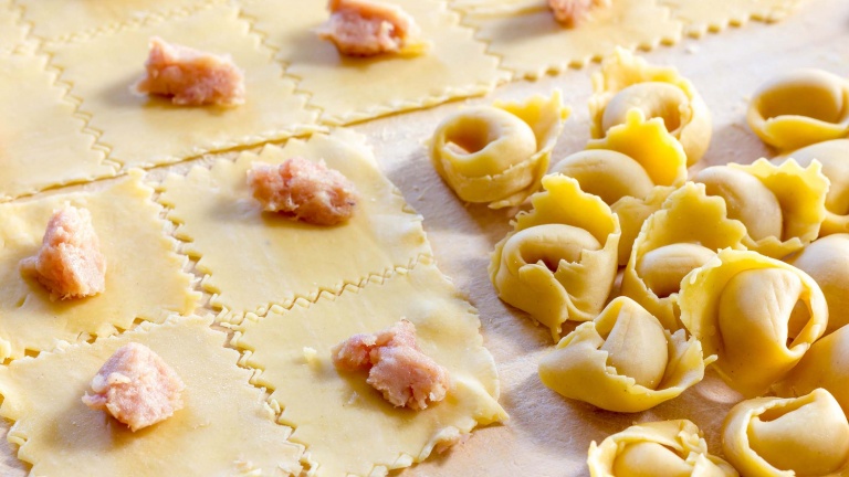 1141-preparazione-dei-tortellini-bolognesi-ricetta-pasta-fresca-sfoglia-emiliana-con-ripieno
