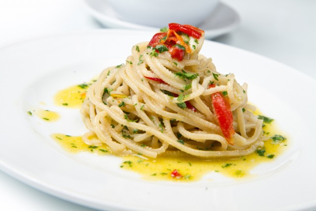 spaghetti-aglio-olio-peperoncino-therealitalianfood